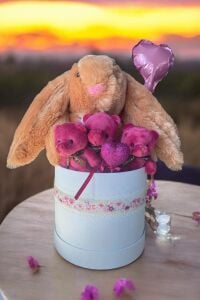 SOLE Premium Özel Kutusunda; 45 cm Kahve Bunny Tavşan, Simli Kalp 3 Adet Fuşya Ayıcık ve Kalp Balonlu Buket