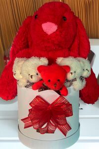 Özel Kutuda, Aşk Temalı Peluş Hediye Kutusu – Kırmızı Jellycat Tavşan & 5 Mini Ayıcık (Özel Tasarım)