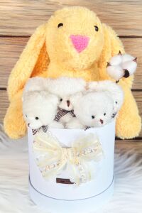 Özel Kutuda, Sarı Jellycat Tavşan, 5 Beyaz Ayıcık – Pamuk Çiçeği Dokunuşlu, Özel Ayıcık Buketi
