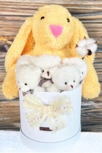 Özel Kutuda, Sarı Jellycat Tavşan, 5 Beyaz Ayıcık – Pamuk Çiçeği Dokunuşlu, Özel Ayıcık Buketi