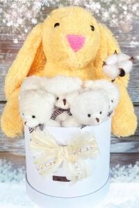 Özel Kutuda, Sarı Jellycat Tavşan, 5 Beyaz Ayıcık – Pamuk Çiçeği Dokunuşlu, Özel Ayıcık Buketi